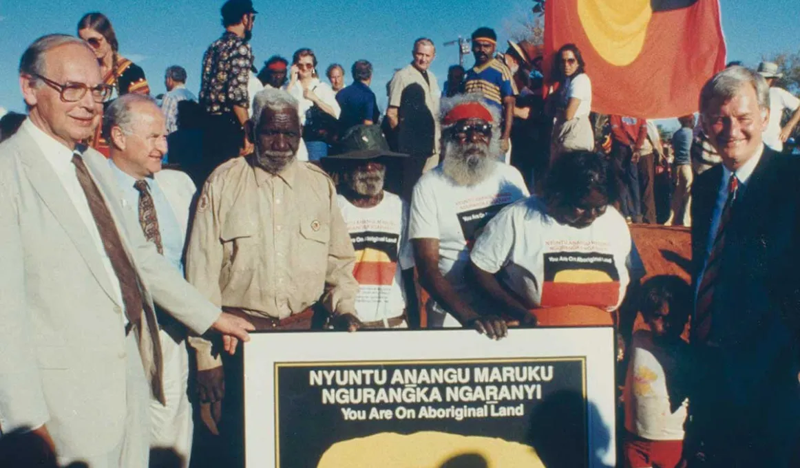 Sir Ninian Stephen, Clyde Holding, Traditional Owners Peter Bulla, Peter Kanari, Nipper Winmarti and his wife, Barbara Tjirkadu, Barry Cohen, at the handing back of Uluru in 1985.