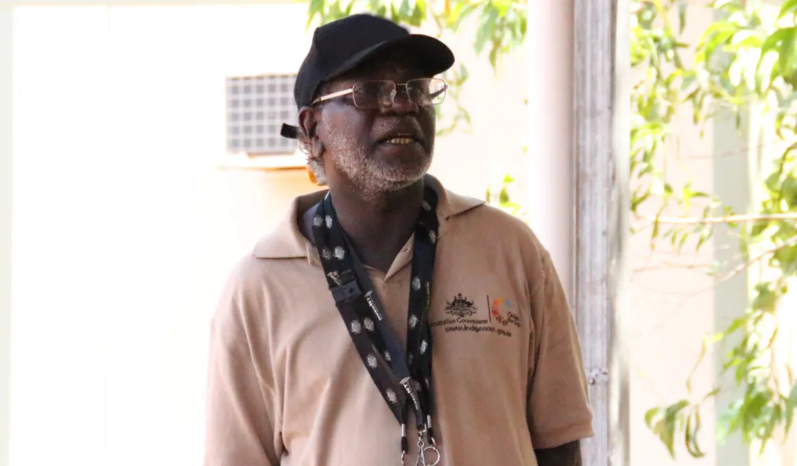 Ben “Baru” Pascoe speaking at a community meeting in Maningrida.