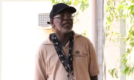 Ben “Baru” Pascoe speaking at a community meeting in Maningrida.