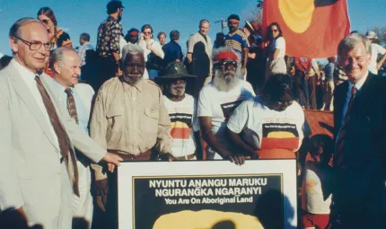 Sir Ninian Stephen, Clyde Holding, Traditional Owners Peter Bulla, Peter Kanari, Nipper Winmarti and his wife, Barbara Tjirkadu, Barry Cohen, at the handing back of Uluru in 1985.